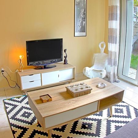 Stylish City Center Garden Apartment เอเธนส์ ภายนอก รูปภาพ