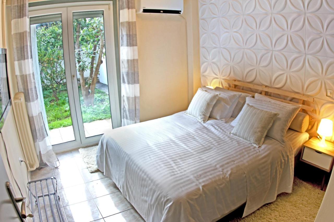 Stylish City Center Garden Apartment เอเธนส์ ภายนอก รูปภาพ
