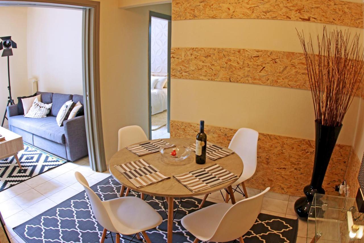 Stylish City Center Garden Apartment เอเธนส์ ภายนอก รูปภาพ