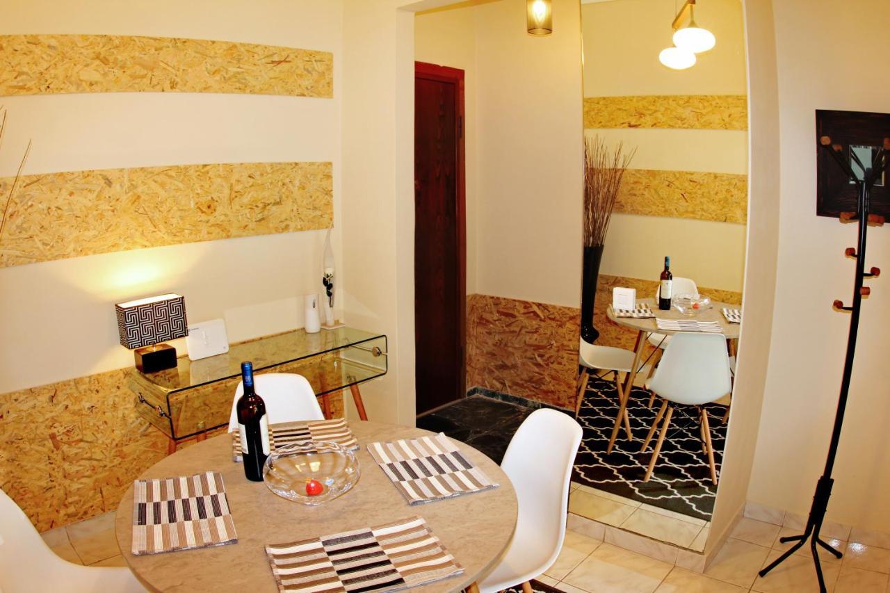 Stylish City Center Garden Apartment เอเธนส์ ภายนอก รูปภาพ