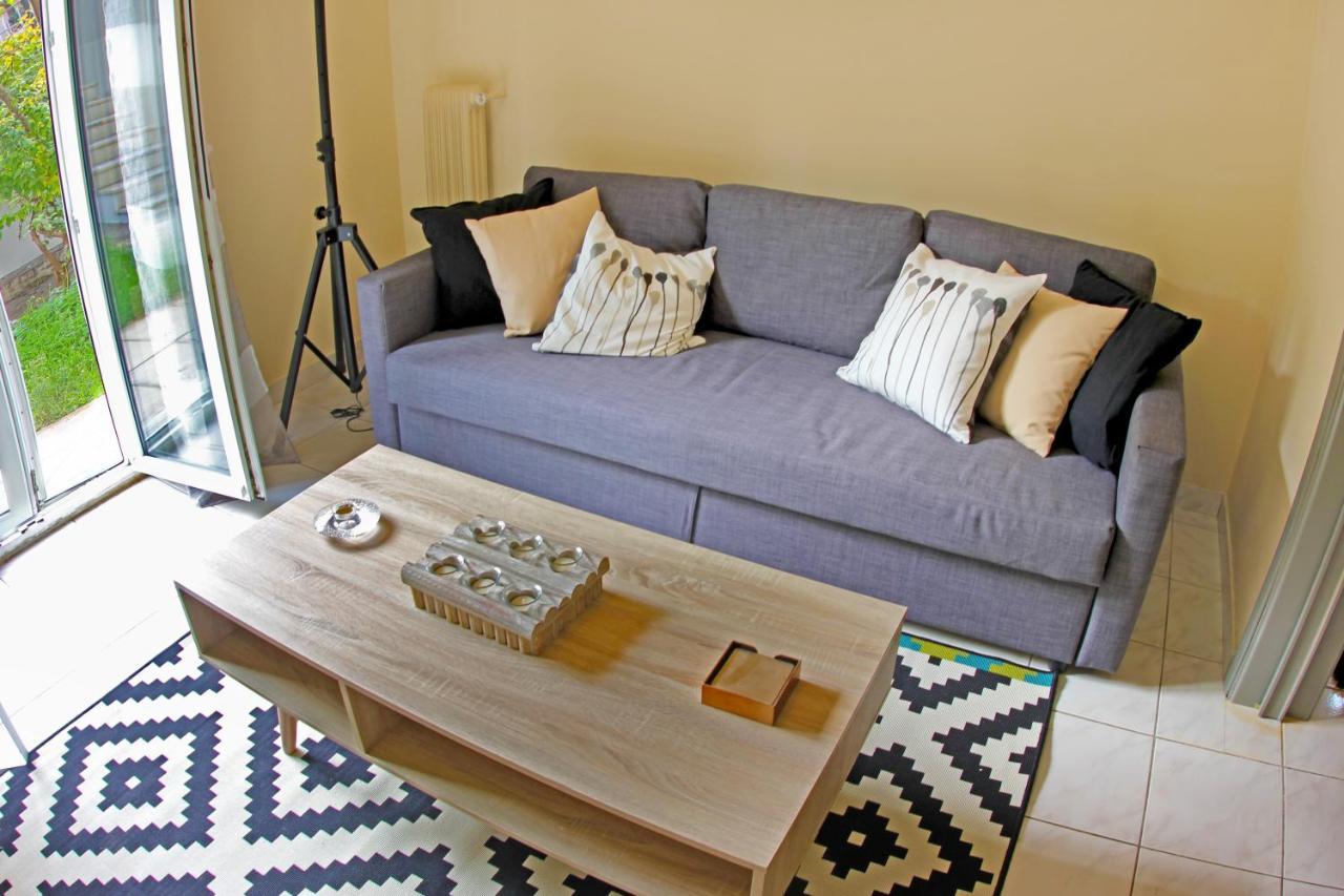 Stylish City Center Garden Apartment เอเธนส์ ภายนอก รูปภาพ