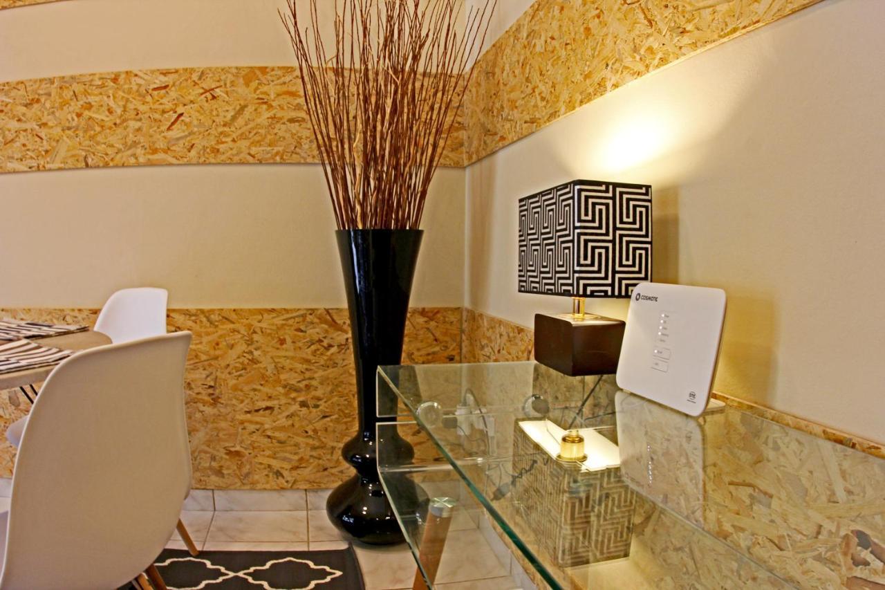 Stylish City Center Garden Apartment เอเธนส์ ภายนอก รูปภาพ