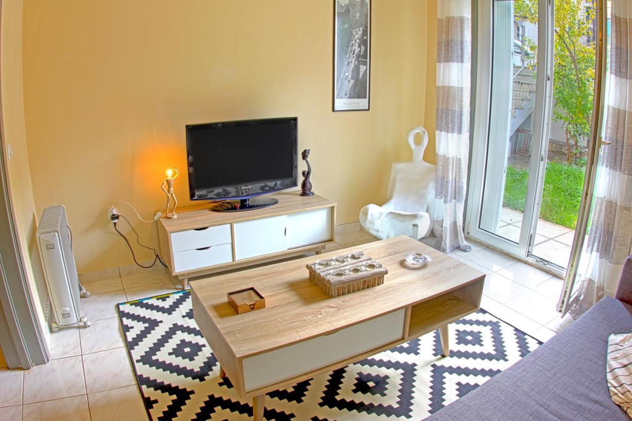 Stylish City Center Garden Apartment เอเธนส์ ภายนอก รูปภาพ